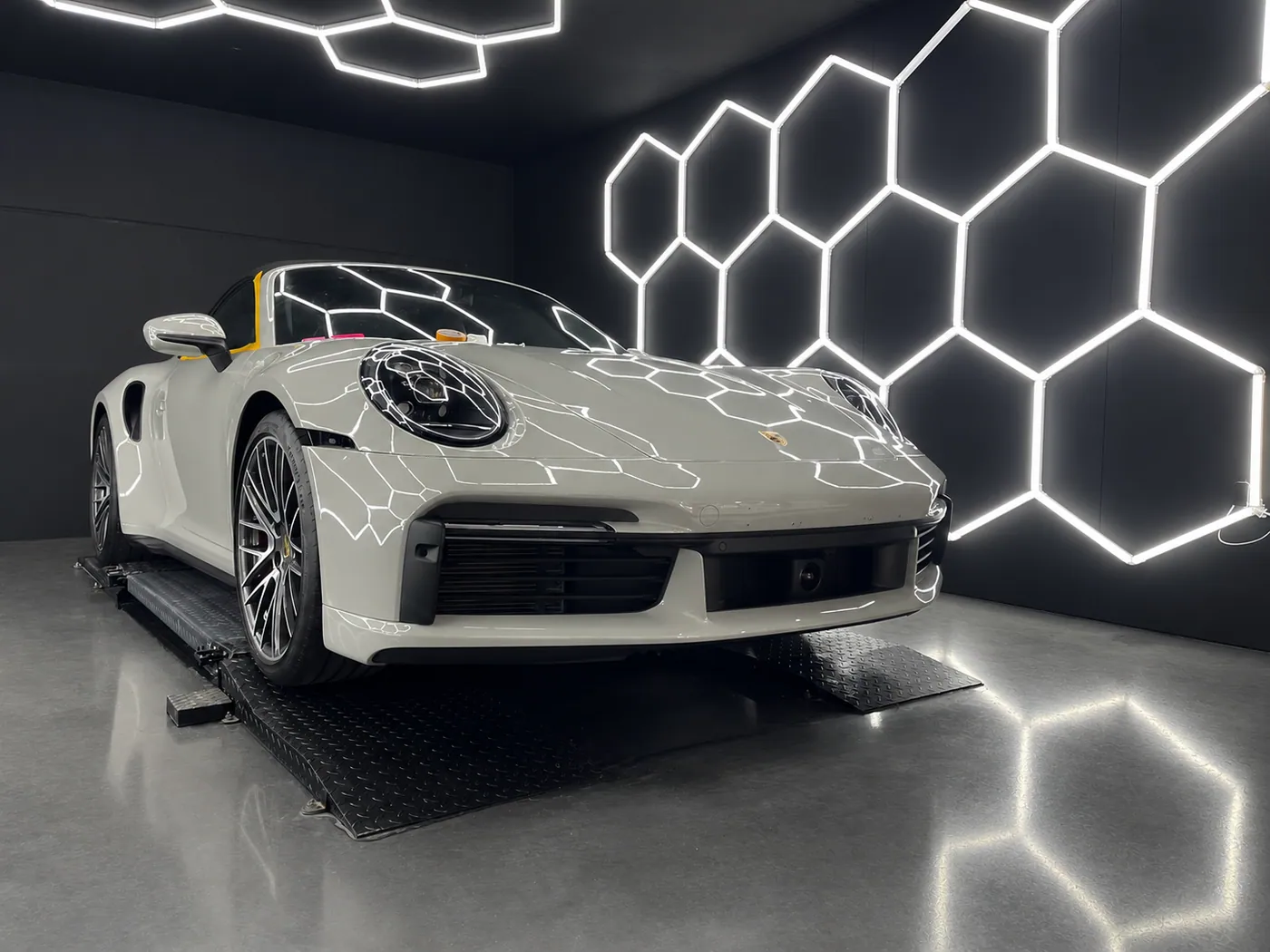 Porsche en cours de pose de film de protection PPF intégral