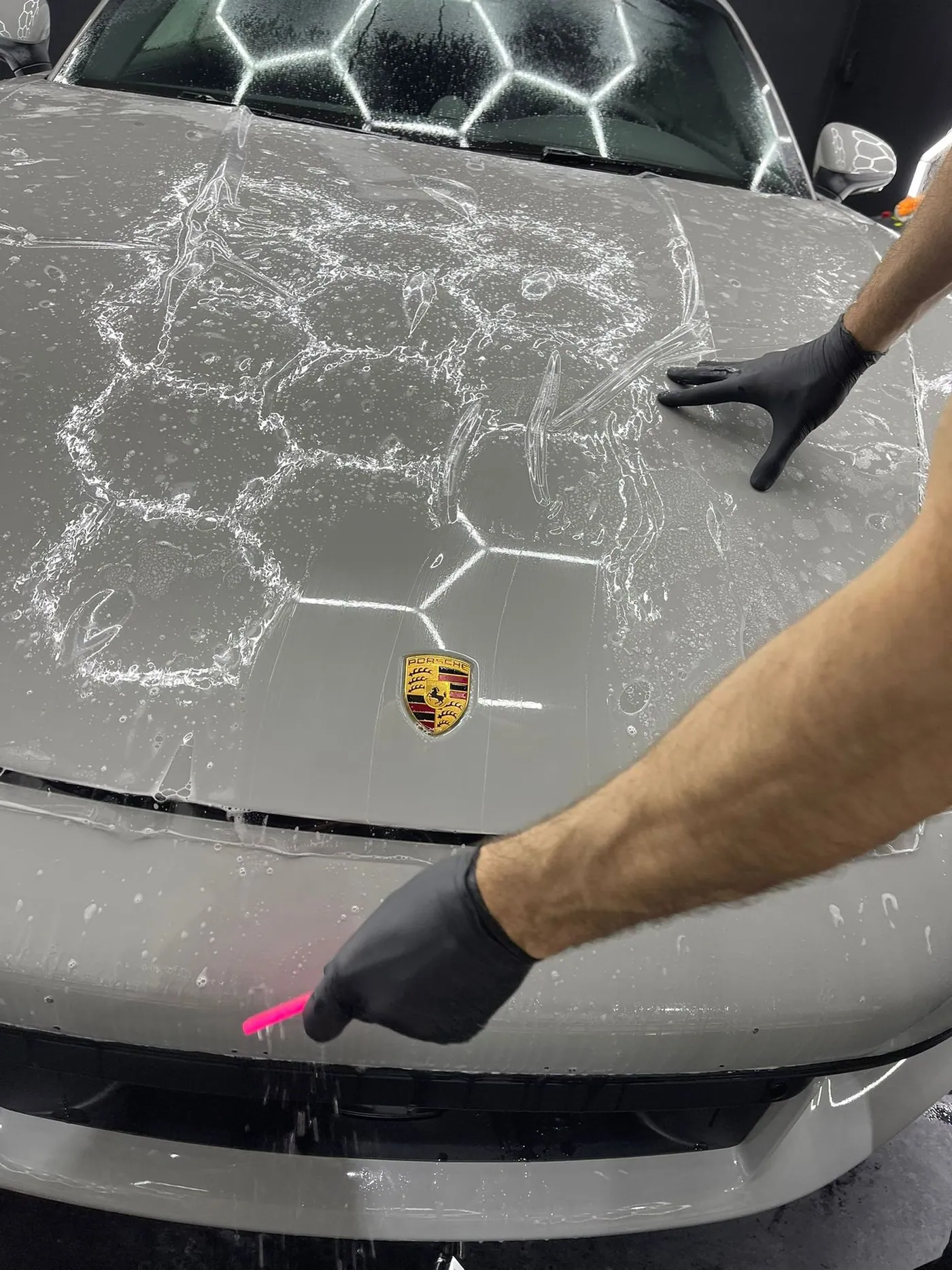 Film PPF transparent appliqué sur une carrosserie, invisible une fois posé