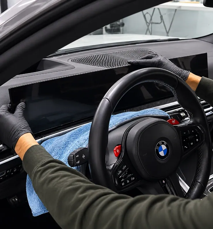 Pose d'un film PPF sur l'écran tactile d'un véhicule