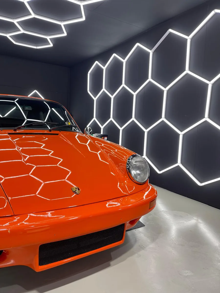 Cabriolet classique orange, profil complet