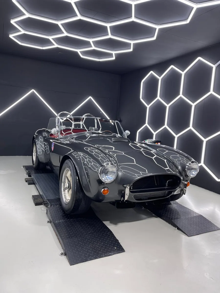 Réplique AC Cobra grise, vue 3/4 avant