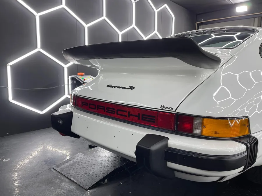 Porsche 911 classique blanche, vue 3/4 arrière avec aileron