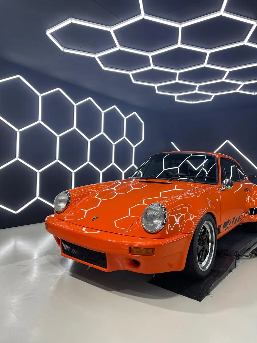 Porsche 911 classique orange, vue 3/4 avant