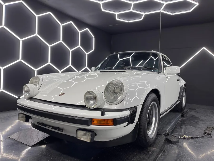 Porsche 911 classique blanche, phare avant en gros plan