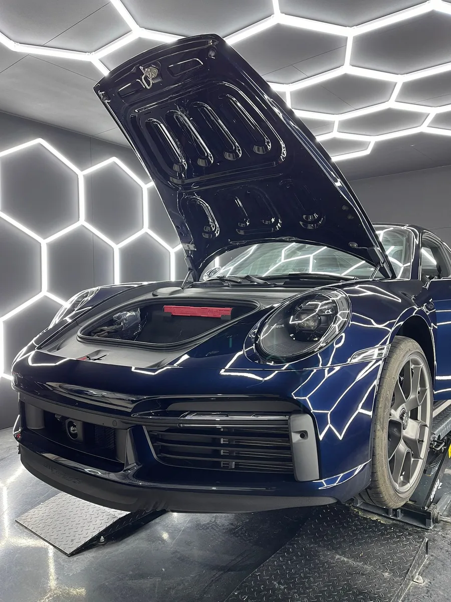 Porsche 911 GT3 bleu marine, aileron arrière
