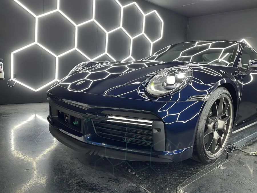 Porsche 911 GT3 bleu marine, phare avant en gros plan