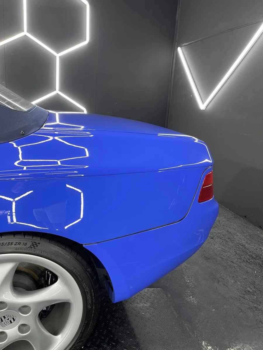 Roadster bleu, vue 3/4 arrière