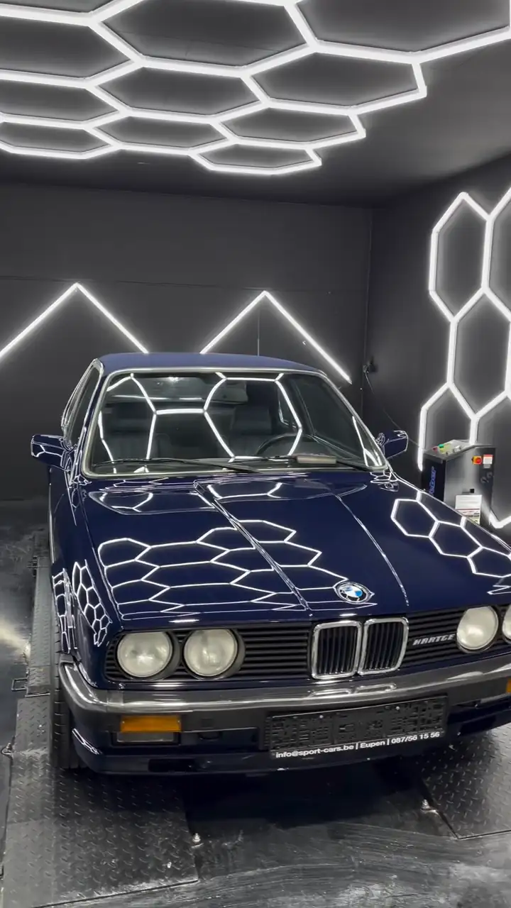 BMW E30 Hartge, édition rare, après remise en état de la carrosserie