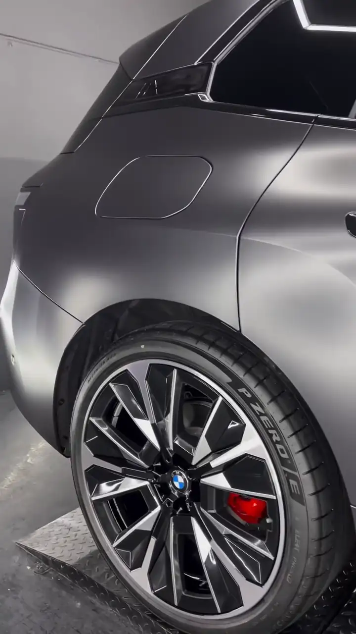 BMW iX à finition mate, traitée sans altérer l’aspect satiné de la peinture