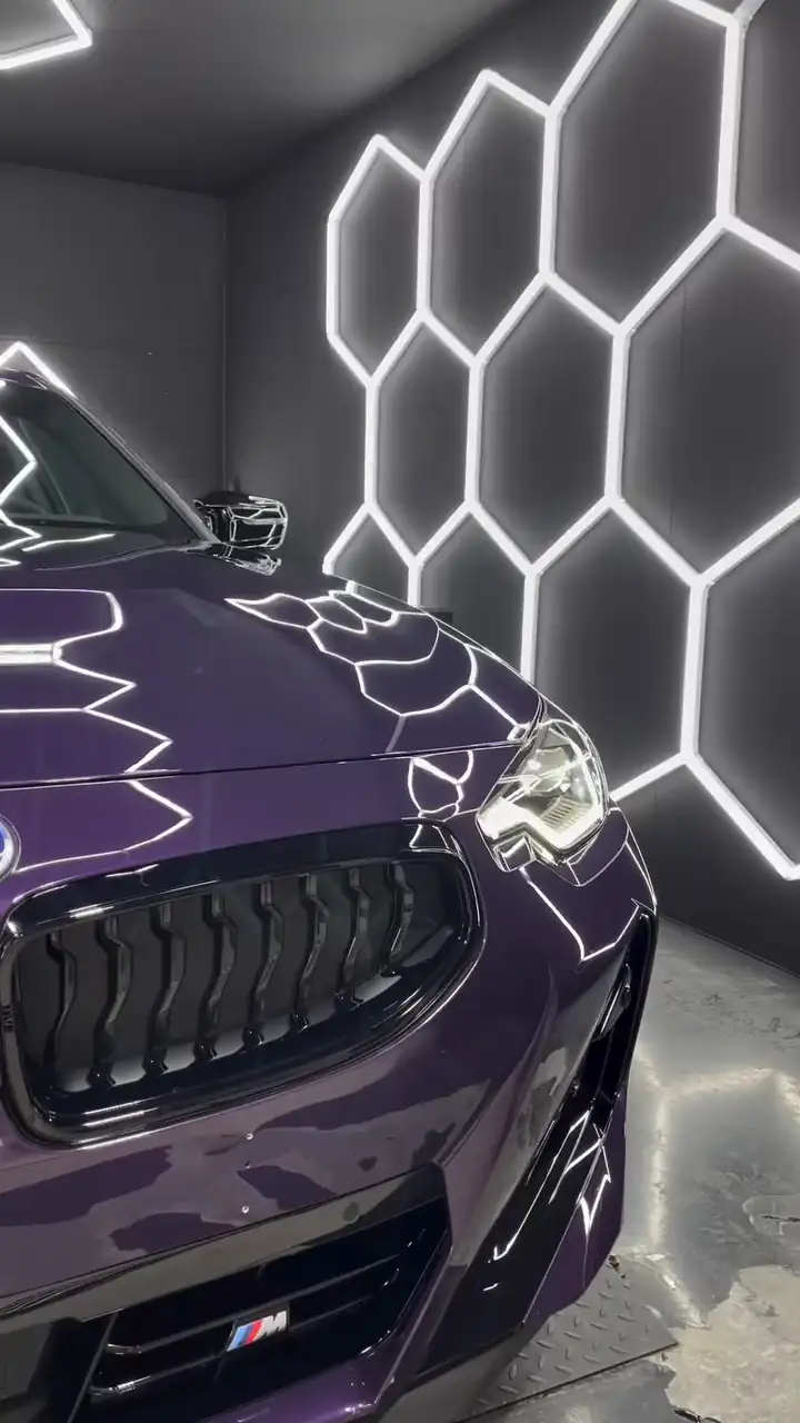 BMW M240i violette après traitement céramique auto-régénérant sous l’éclairage de l’atelier
