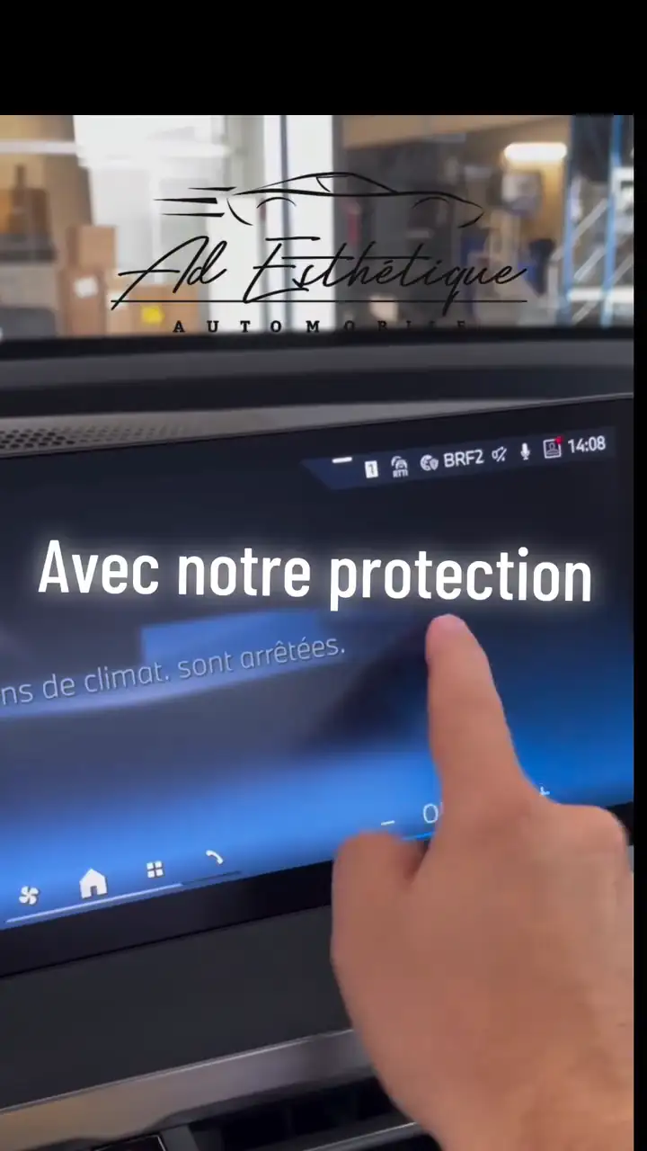 Comparaison d’un écran tactile protégé et non protégé face aux traces de doigts