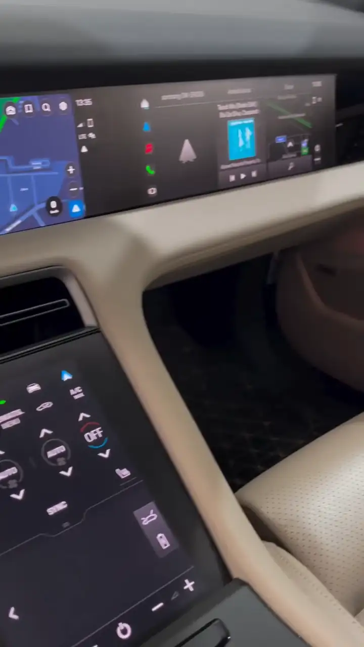 Pose du film de protection sur l’écran tactile d’une Porsche Taycan