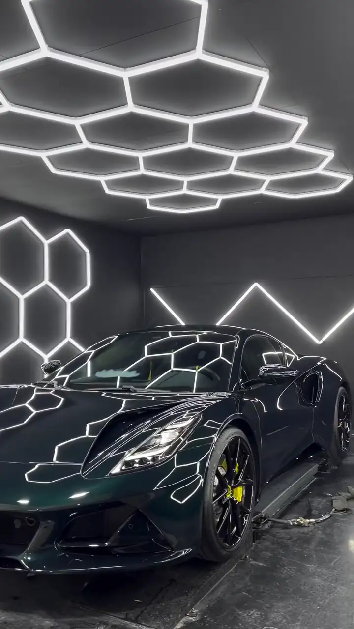 Lotus Emira après polissage et traitement céramique, carrosserie en reflets dans l’atelier