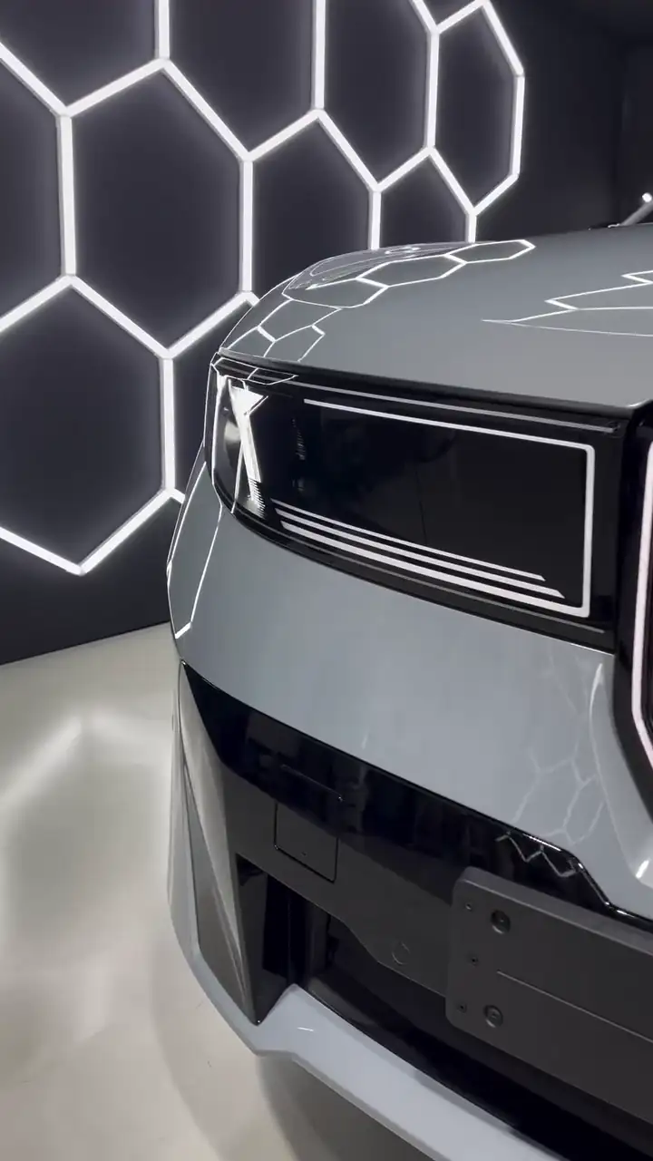 BMW iX3 neuve en cours de correction du vernis avant traitement céramique