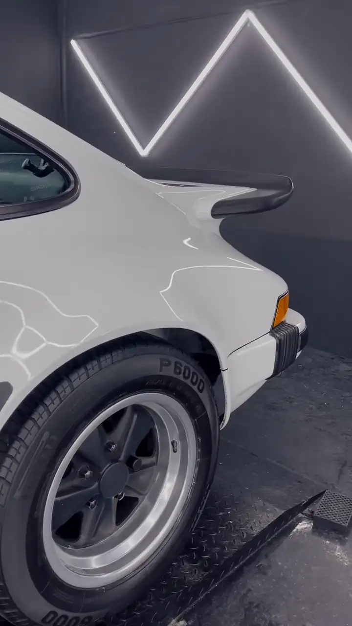 Porsche 997 Carrera 4 grise après correction des micro-rayures du vernis